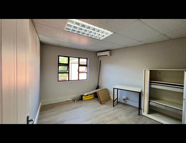 218M² OFFICE TO LET IN ROCKY DRIFT